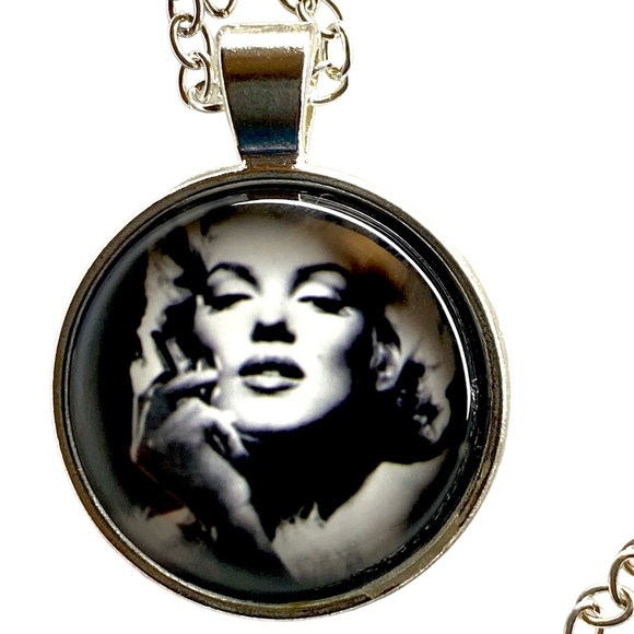 Marilyn Monroe Necklace. - Picture 3 of 4